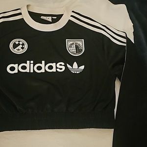 Adidas long sleeved crop top Y szM black, white w/white stripes on sleeves